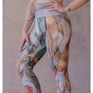 WERKSHOP koi Capri Leggings S Eagle Rock Fish Print athleisure 21" Yoga Pants